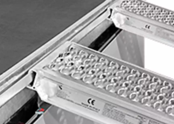 Profil "U" soudé à l'arrière pour accrocher les rampes aluminium